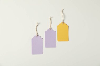 Beyaz arkaplanda dizgileri olan boş etiketler, düz yatıyordu