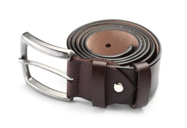 Bir kahverengi deri kemer beyaza izole edilmiş.