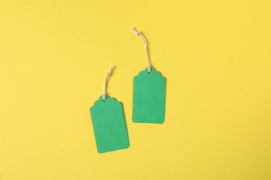 Sarı arkaplanda dizgileri olan boş etiketler, düz uzanır