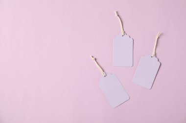 Soluk menekşe arkaplanda dizgileri olan boş etiketler, düz yatış. Metin için boşluk