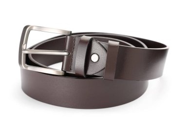 Bir kahverengi deri kemer beyaza izole edilmiş.