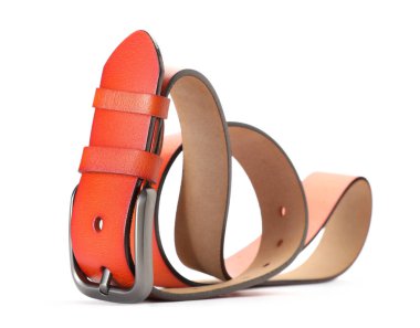 Bir turuncu deri kemer beyaza izole edilmiş.