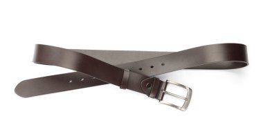 Bir kahverengi deri kemer beyaza izole edilmiş.