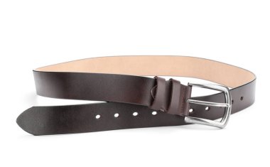 Bir kahverengi deri kemer beyaza izole edilmiş.