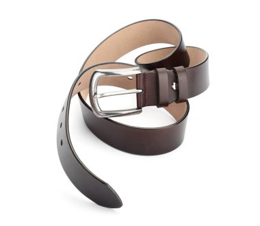 Bir kahverengi deri kemer beyaza izole edilmiş.