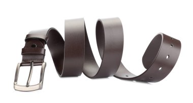 Bir kahverengi deri kemer beyaza izole edilmiş.