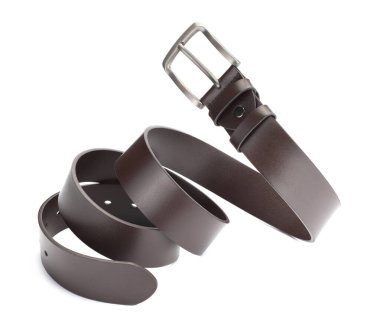 Bir kahverengi deri kemer beyaza izole edilmiş.