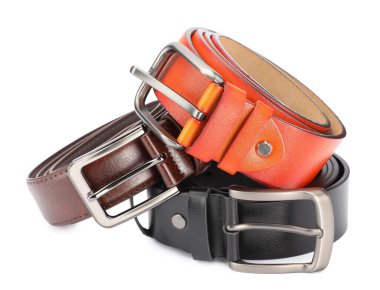 Beyaz üzerine izole edilmiş üç farklı deri kemer.