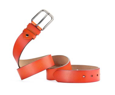 Bir turuncu deri kemer beyaza izole edilmiş.