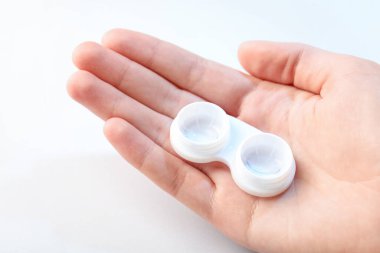 Açık arkaplanda kontak lensli kadın, yakın plan