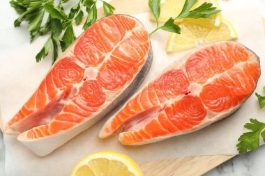 Deniz ürünleri. Taze çiğ somon bifteği, maydanoz ve bir dilim limon.