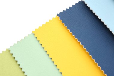 Beyaz, üst görünümde izole edilmiş farklı kumaş örnekleri