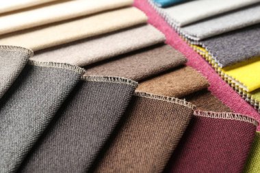 Arka plan olarak farklı kumaşlardan örnekler, yakın plan