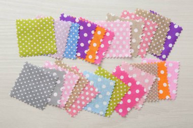 Beyaz ahşap masa üzerinde farklı kumaş örnekleri, düz yatıyordu.