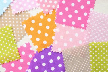 Beyaz ahşap masa üzerinde farklı kumaş örnekleri, düz yatıyordu.