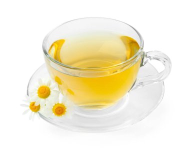 Cam bardakta nefis papatya çayı ve beyaz bardakta taze çiçekler.