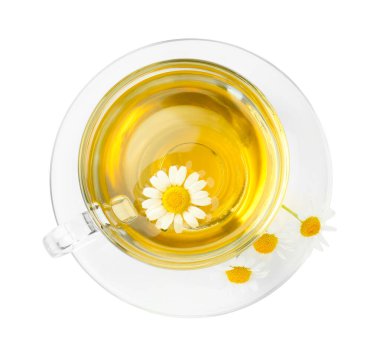 Cam bardakta nefis papatya çayı ve beyaza izole edilmiş taze çiçekler.