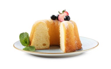 Pudra şekeri, böğürtlen ve nane şekeri ile beyaz üzerine izole edilmiş lezzetli bir kek.