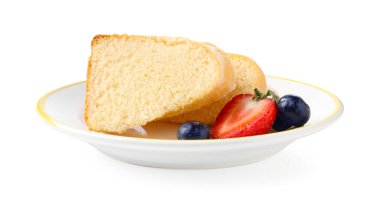 Lezzetli meyveli kek parçaları beyaza izole edilmiş.