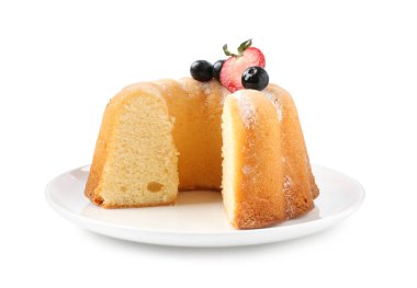 Beyaz üzerine izole edilmiş toz şeker ve böğürtlenli Lezzetli Bundt keki