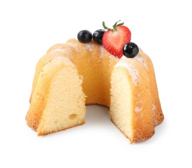 Beyaz üzerine izole edilmiş toz şeker ve böğürtlenli Lezzetli Bundt keki