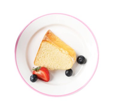 Lezzetli bir parça kek, beyaz üzerine izole edilmiş böğürtlenli.