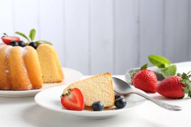 Pudra şekerli, böğürtlenli ve nane şekerli kek, yakın plan.