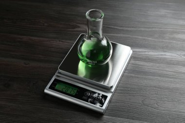 Tahta masadaki numune matarasıyla laboratuvar ölçeği.