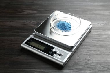 Tahta masada Petri kabıyla laboratuvar ölçeği, yakın plan.