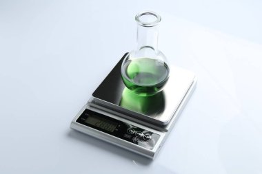 Beyaz arka planda numune matarası olan laboratuvar ölçeği