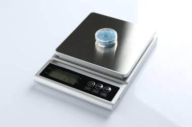 Beyaz arka planda Petri kabı ile laboratuvar ölçeği, yakın plan