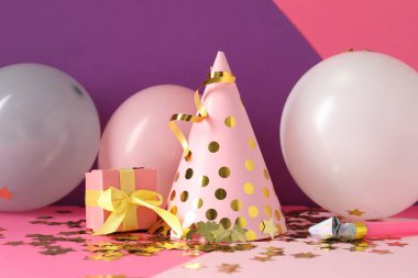 Parti şapkası ve renk arkaplanındaki şenlik dekoru