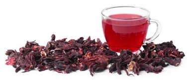 Cam bardakta leziz amber çayı ve beyaza izole edilmiş kuru roselle sepals.