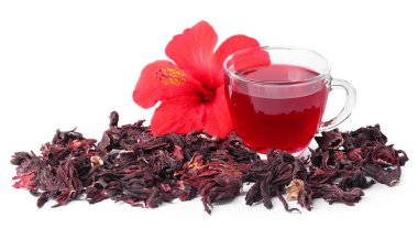 Cam bardakta leziz amber çayı, kuru roselle sepals ve beyaz üzerine izole edilmiş güzel çiçek.