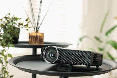 Modern video projektörü siyah masa içinde.