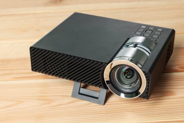 Modern video projektörü ahşap masada, yakın plan