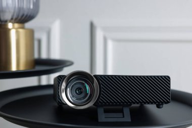 Modern video projektörü siyah masa içinde.