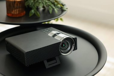Modern video projektörü siyah masa içinde.