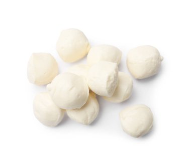 Birçok lezzetli mozzarella peynirli topları beyaz, üst manzara izole