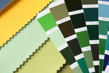 Renkli kumaş örnekleri ve renk paletleri, yakın plan