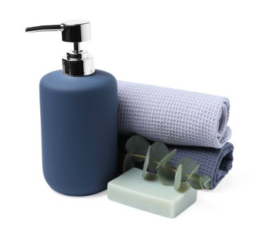 Temiz waffle havluları, sabun ve okaliptüs beyaz üzerine izole edilmiş.