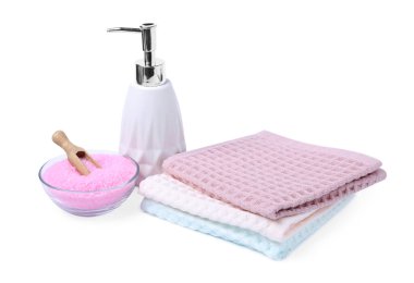 Temiz waffle havluları, sabun ve deniz tuzu beyaza izole edilmiş.