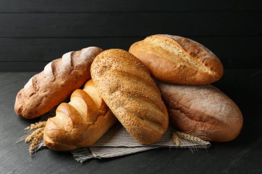 Bir sürü somun ekmek ve siyah desenli masaya çiviler.