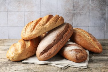 Tahta masada bir sürü taze ekmek var.