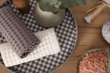 Tahta masanın üzerinde waffle havluları olan düz bir kompozisyon.