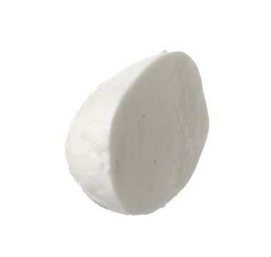 Beyaz üzerine izole edilmiş mozzarella peyniri dilimi.