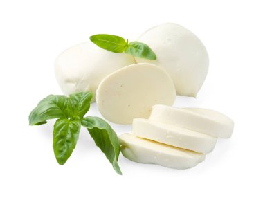 Mozarella peyniri ve fesleğen parçaları beyaz üzerine izole edilmiş.