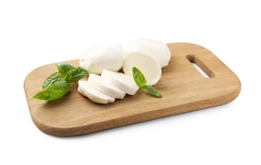 Mozarella peyniri ve fesleğen parçaları beyaz üzerine izole edilmiş.