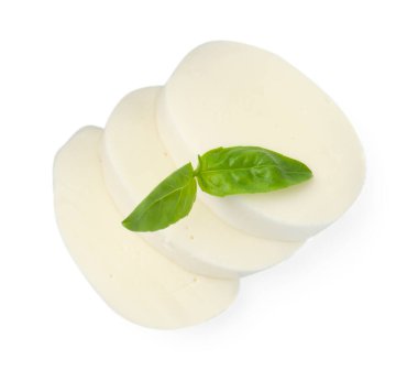 Mozzarella peyniri ve fesleğen parçaları beyaza izole edilmiş.