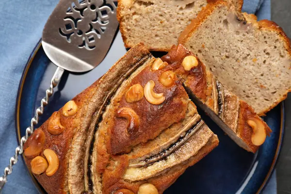 Masada fındık sunuculu muz ekmeği kes, üst görünüm